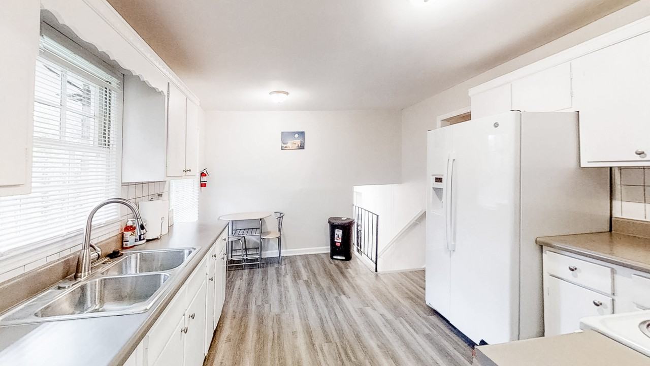 Oak Springs Ct - Photo 2 of 7