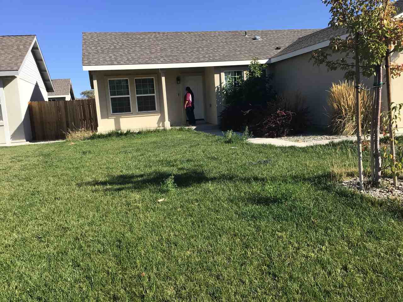 1327 Deerfield Dr - Photo 3 of 3