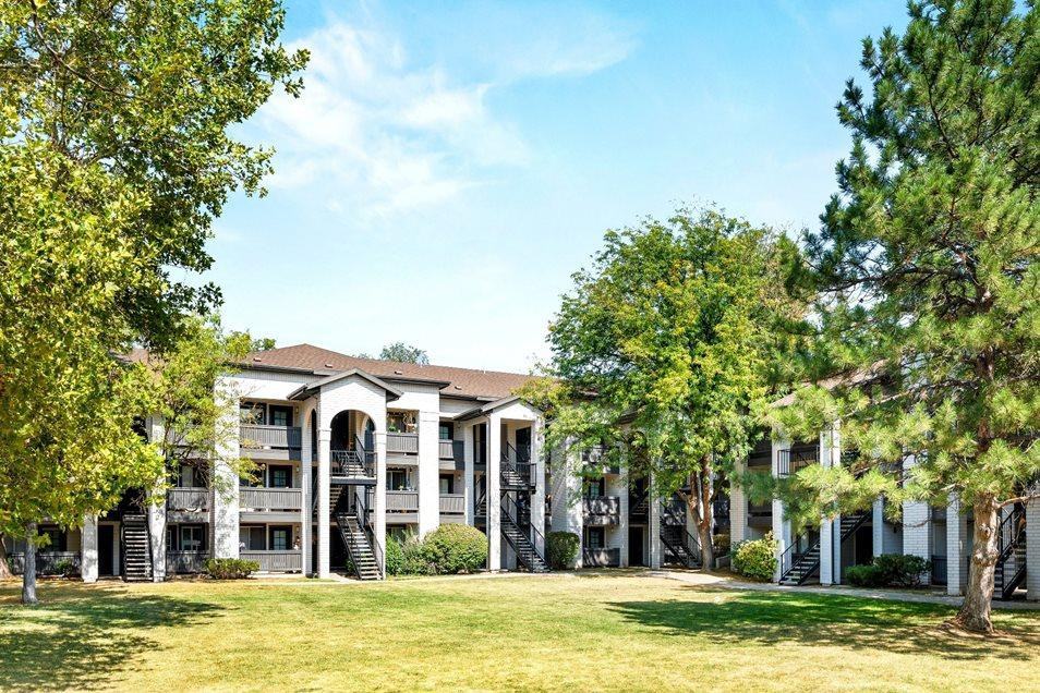 625 South Redwood Road - Photo 3 of 17