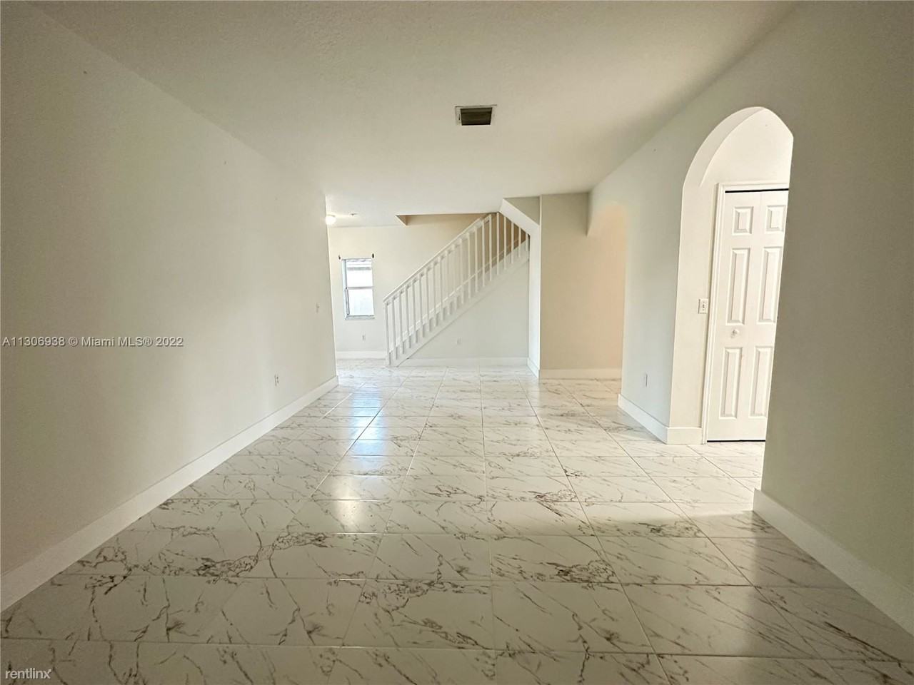 841 Sw 6th St - Photo 2 of 10