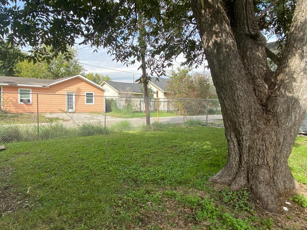 1910 Athos St - Photo 3 of 27