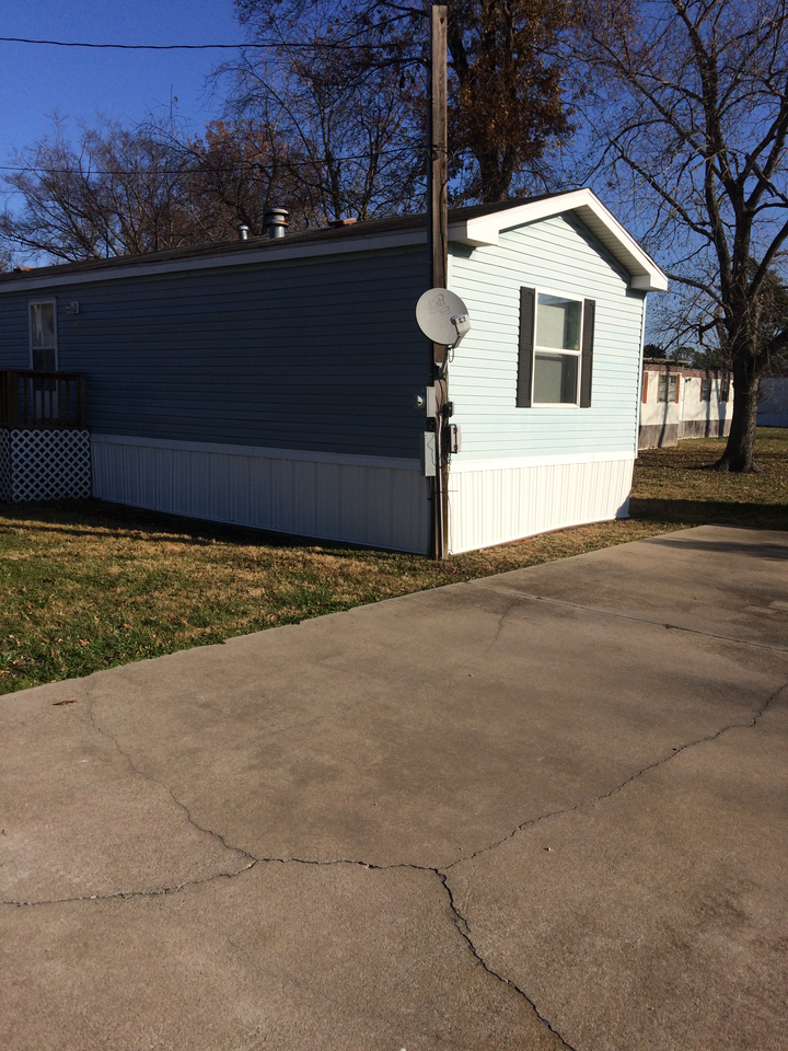 700 E Feifer St - Photo 3 of 37