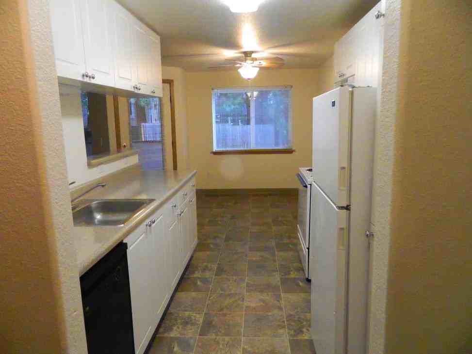 Creekside Villa Apartments - Photo 4 of 7