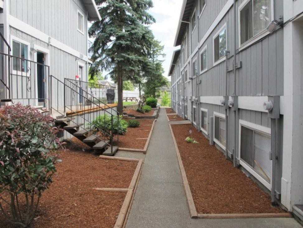 Crestwood Court Apartments - Photo 5 of 16