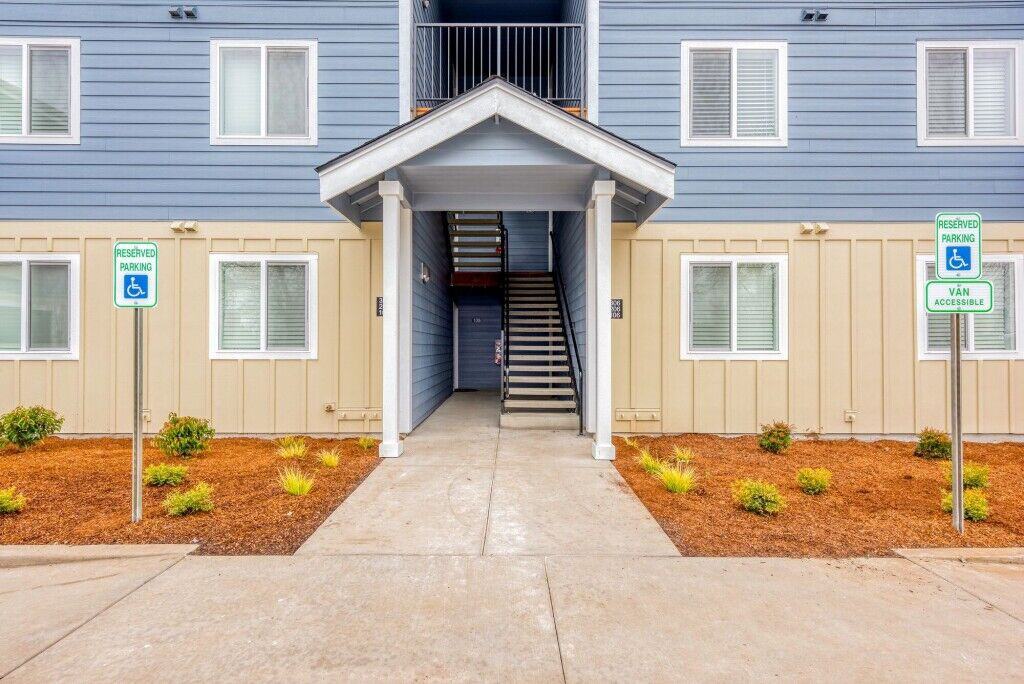 Queen Court Apartments - Photo 4 of 45