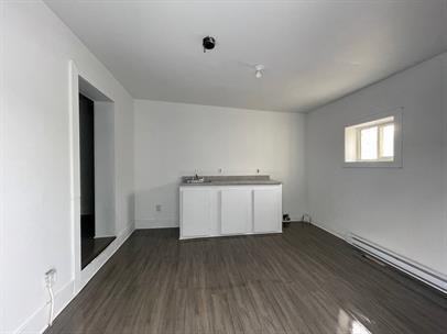 570 Balmoral St - Photo 2 of 5