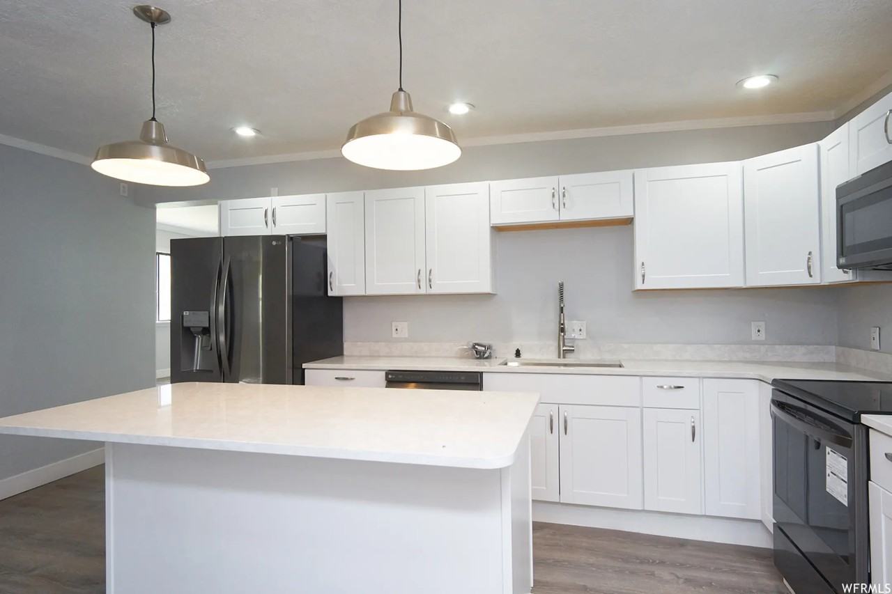 325 W Apple St - Photo 3 of 20