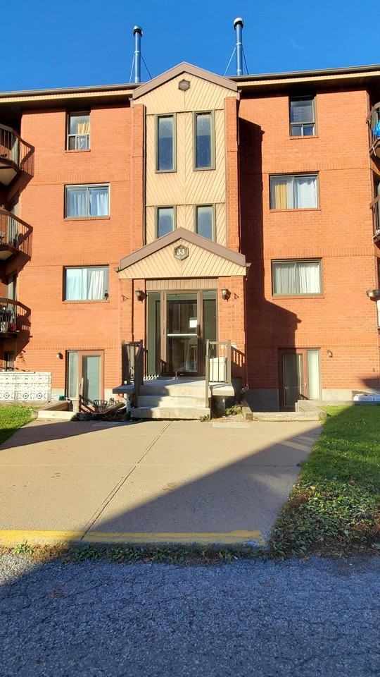3233 Place Mercier Apartments 32 Place Mercier, Candiac, QC J5R 4W2