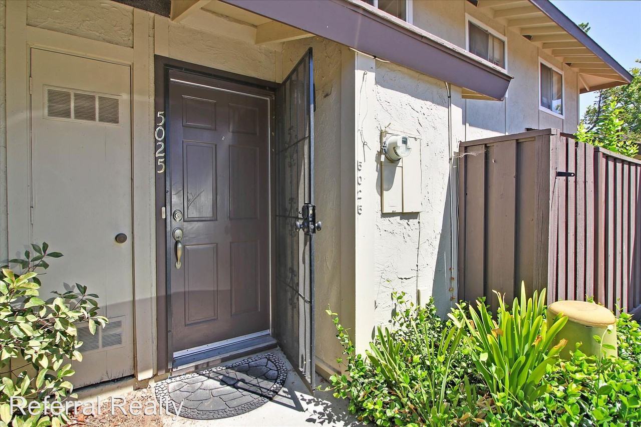 5025 Pinetree Ct - Photo 2 of 32