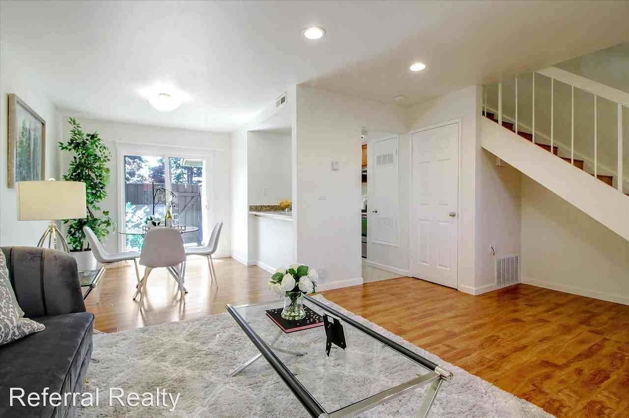 5025 Pinetree Ct - Photo 3 of 32