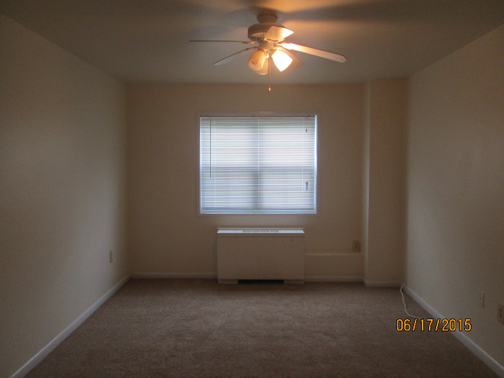 10402 46th Ave #4 - Photo 2 of 5