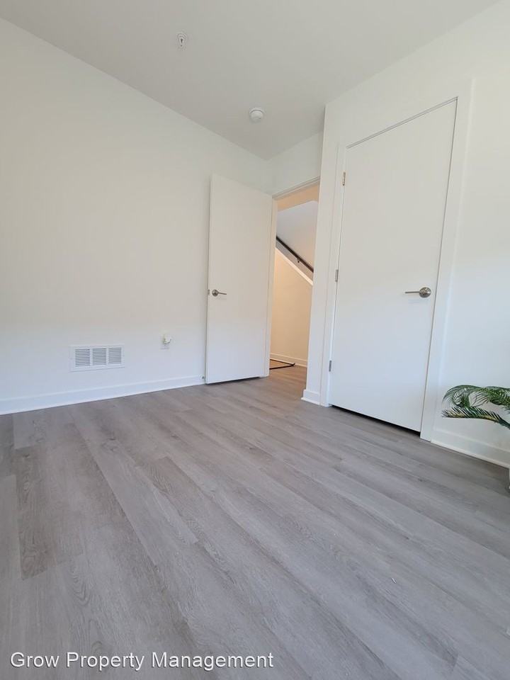 3121 3121 Beachview Lane - Photo 2 of 41