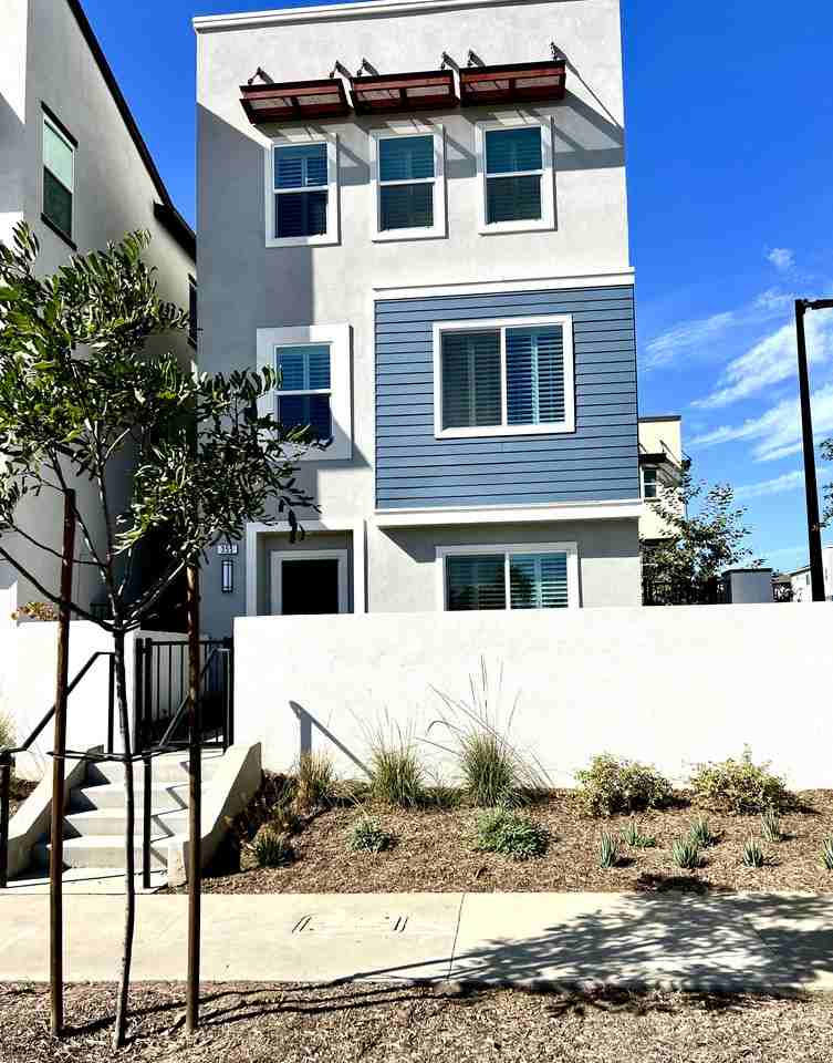 355 N Prairie Ave - Photo 3 of 49