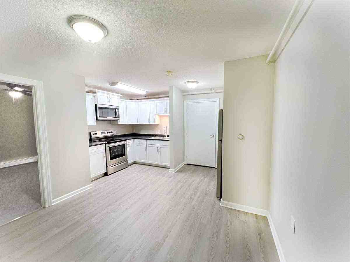 2100 Springport Apartments - Photo 5 of 30