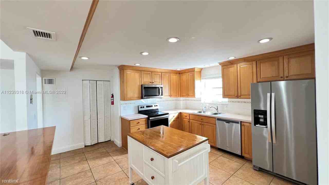 5825 Collins Ave - Photo 3 of 15