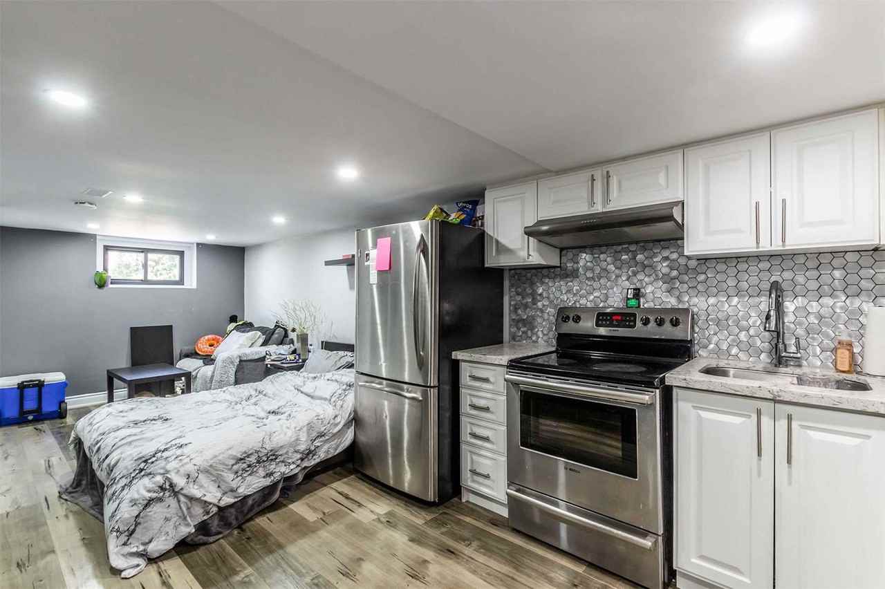 511 Queensdale Avenue East - Photo 2 of 7