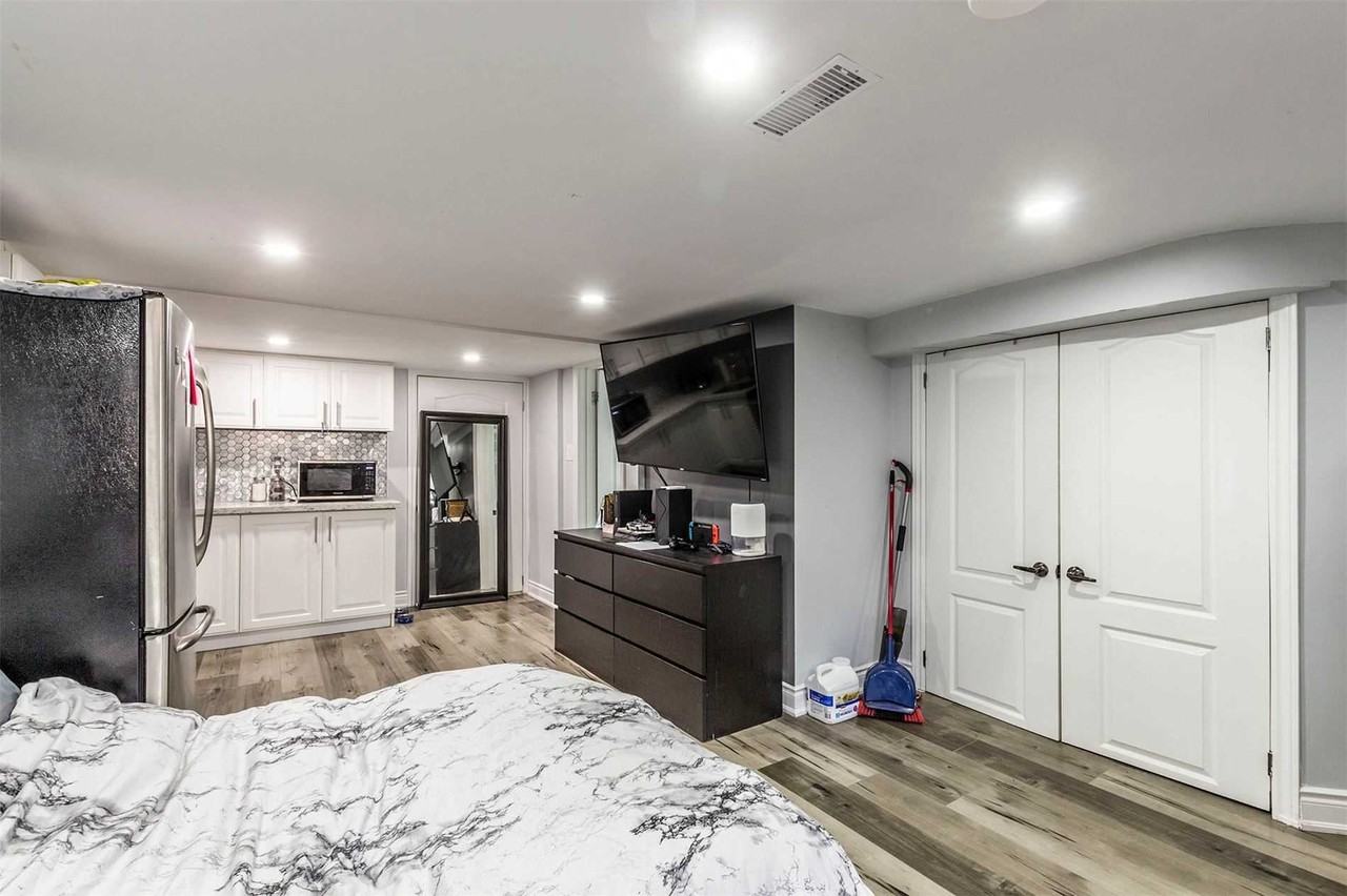 511 Queensdale Avenue East - Photo 4 of 7