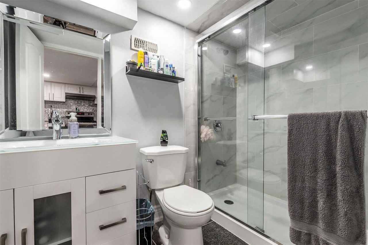 511 Queensdale Avenue East - Photo 5 of 7