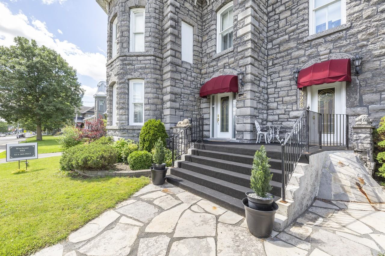 528 Saint Lawrence Street - Photo 2 of 19