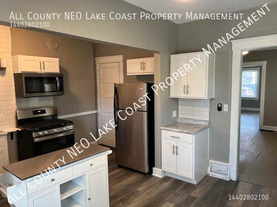 1472 Ridgewood Ave - Photo 4 of 15