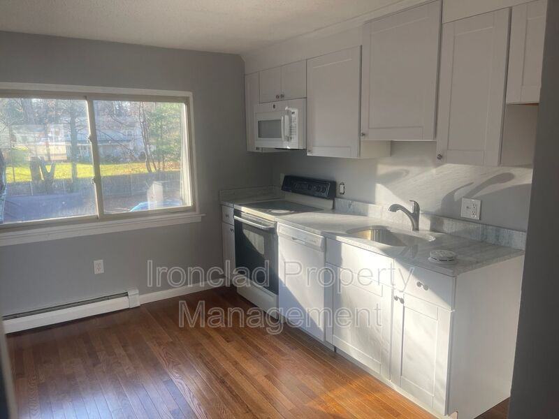 818 818 #5 - Photo 2 of 9