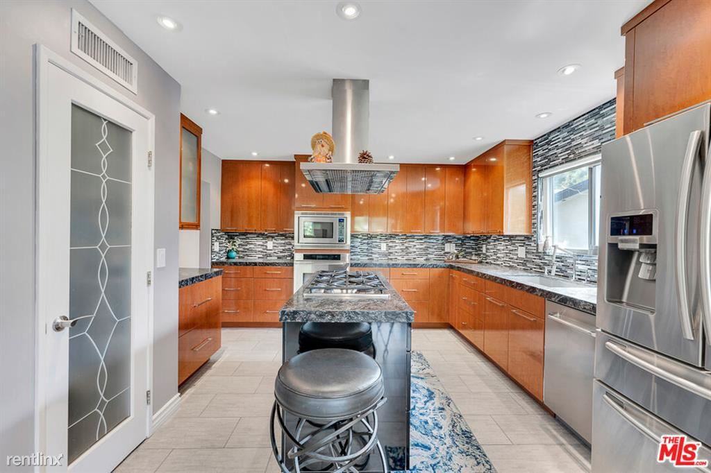 13563 Contour Dr - Photo 3 of 10