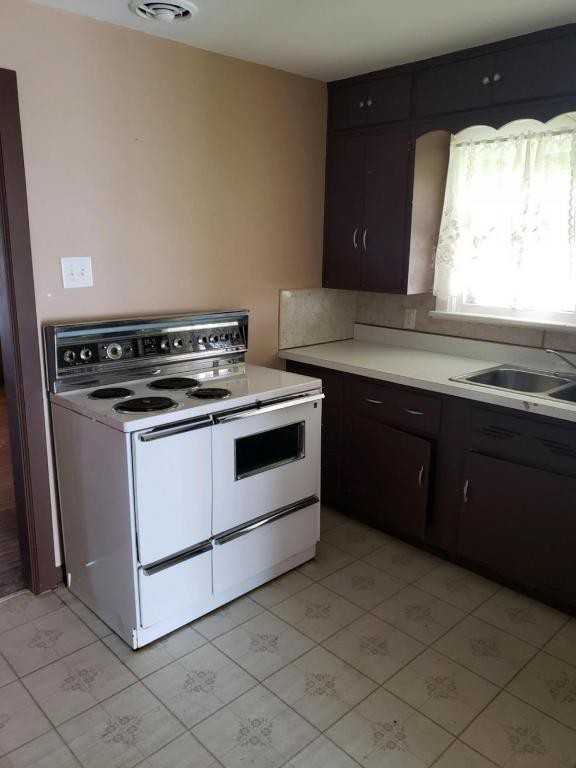 715 N Main St - Photo 2 of 8