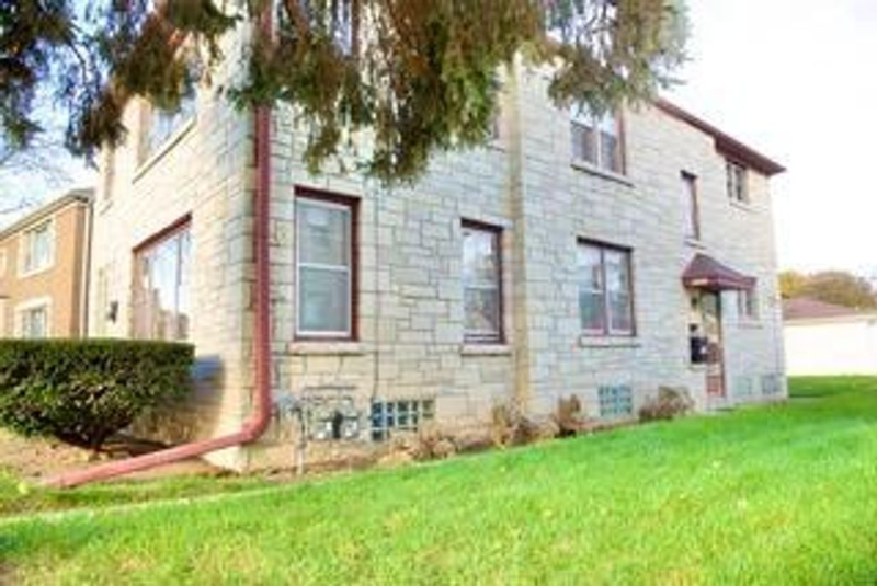 4034 N Elmhurst Rd - Photo 3 of 37