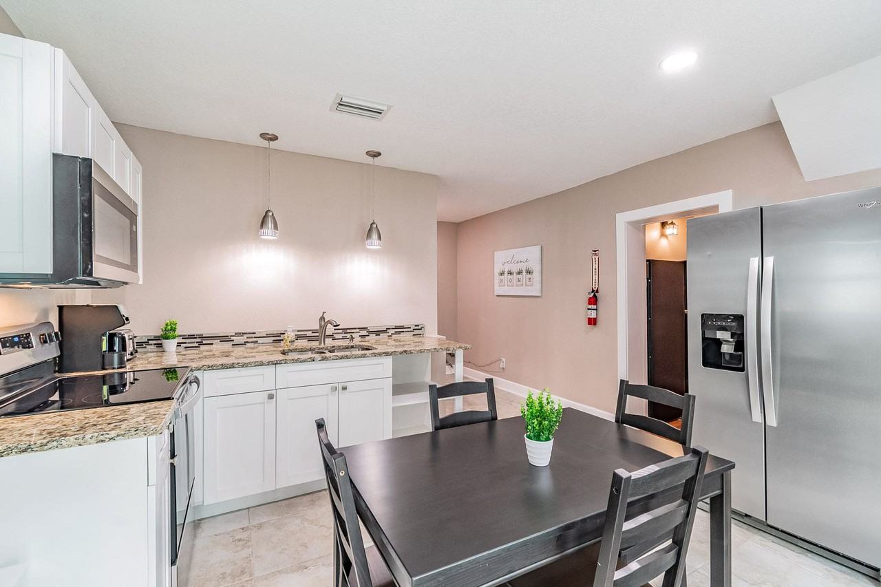 E Chelsea St - Photo 3 of 13