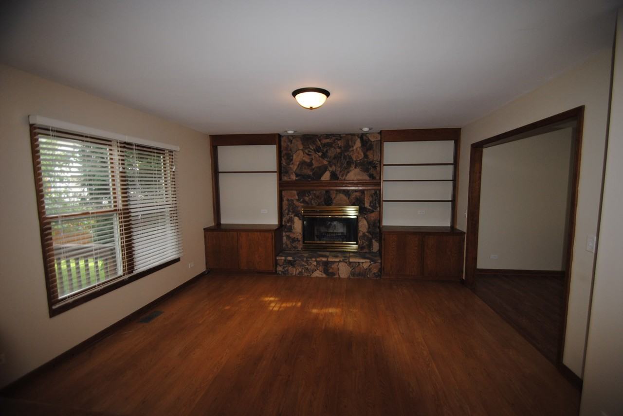 1900 Hampton Ct - Photo 3 of 10