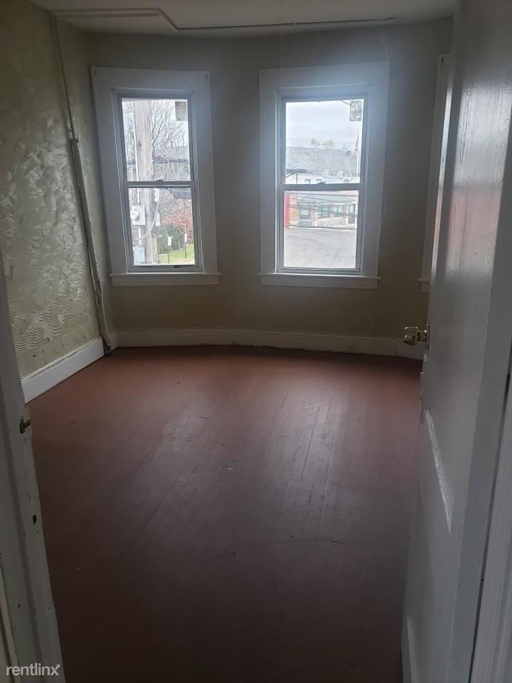 1495 Pemboke Street 2R - Photo 2 of 3