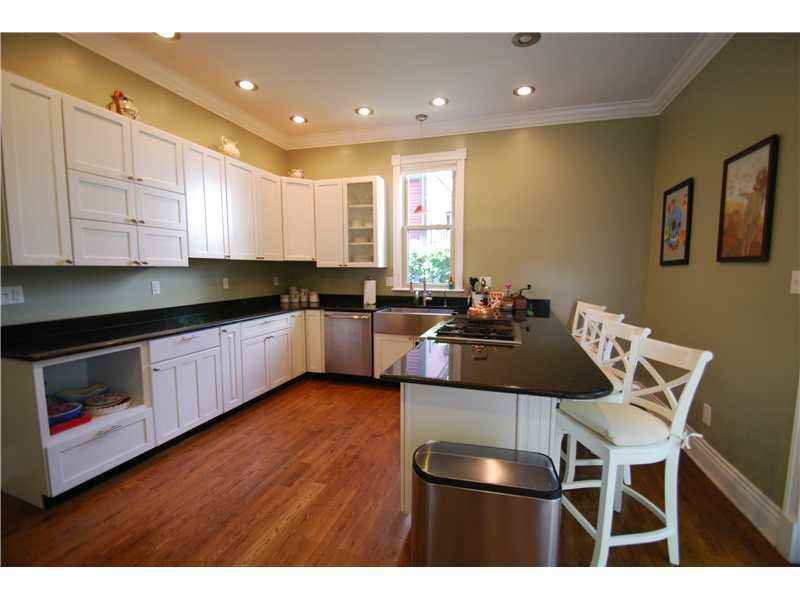 305 Elysian St - Photo 2 of 8