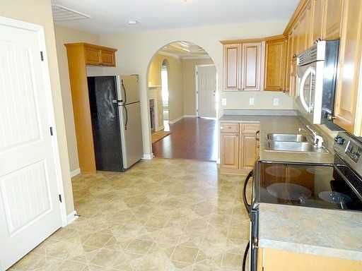 8308 Franklin Ln - Photo 3 of 9