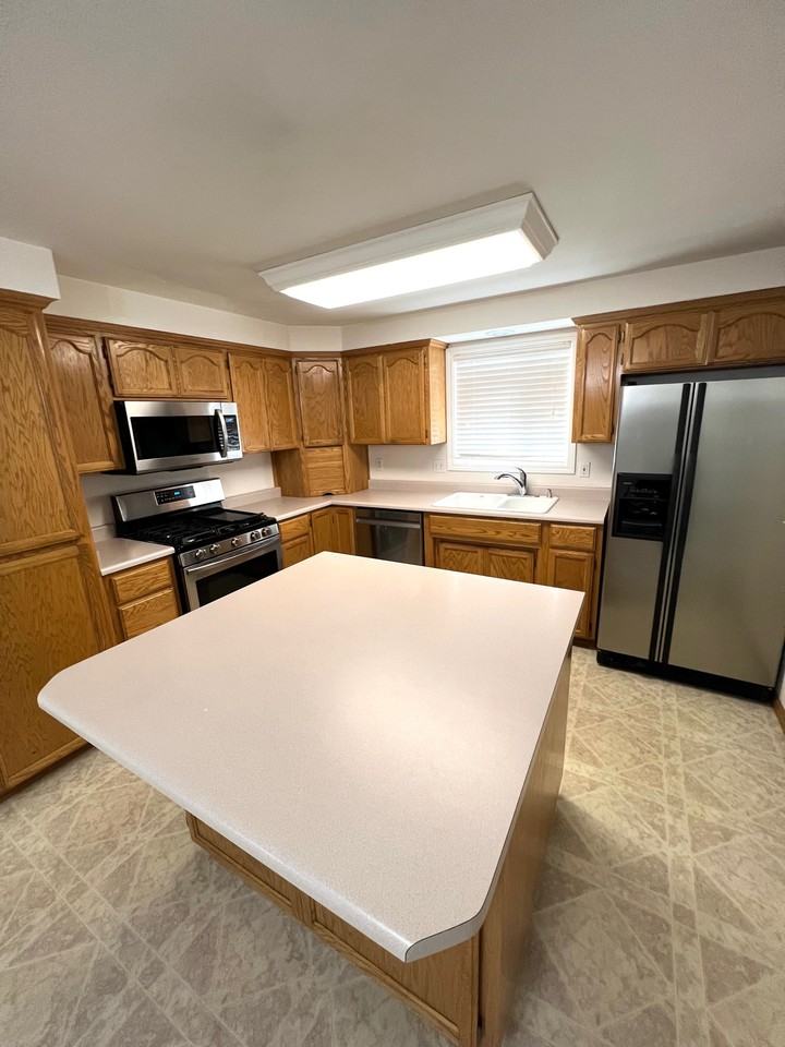 734 Hemlock Ct #1 - Photo 3 of 31