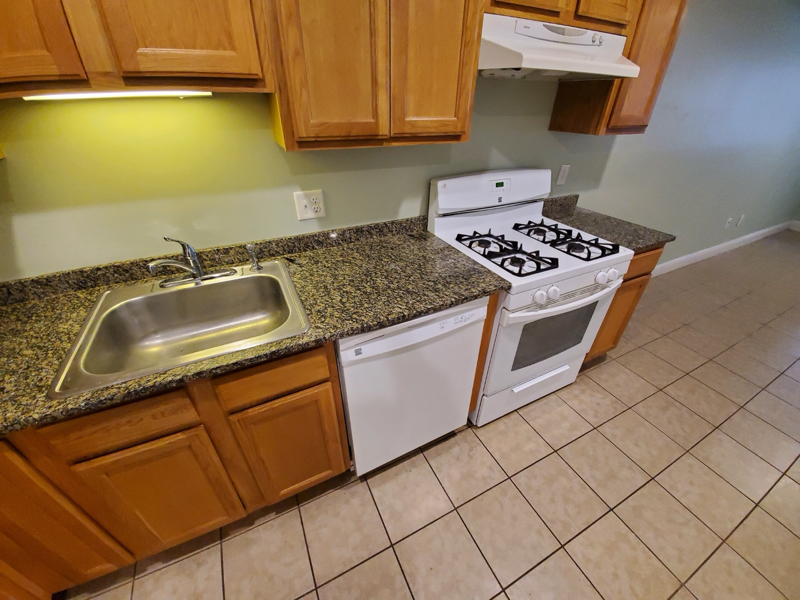 245 Pearl St - Photo 3 of 5