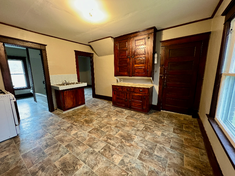 33 Crescent St - Photo 2 of 35