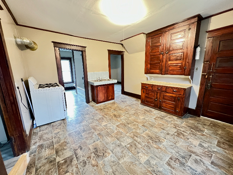 33 Crescent St - Photo 3 of 35