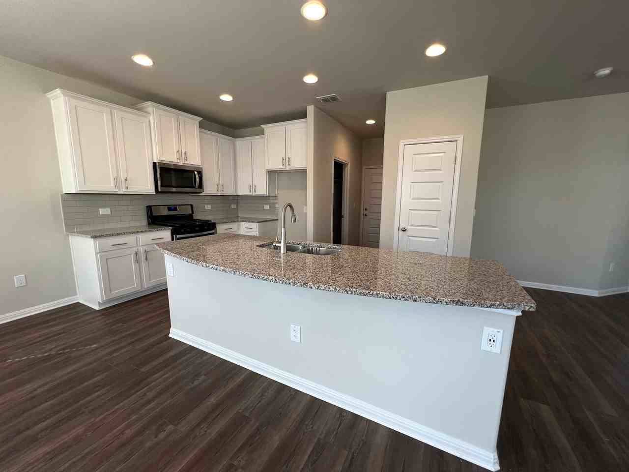 10801 Blacket Dr #0 - Photo 4 of 31