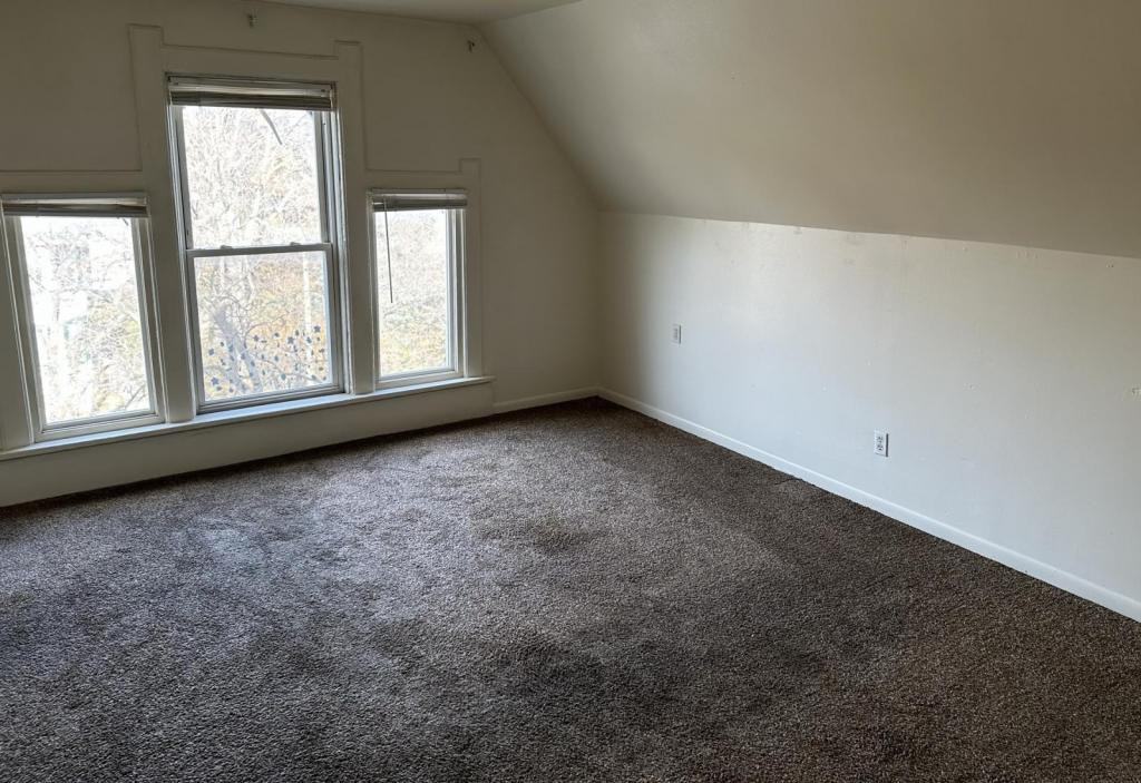 3221 W Saint Paul Ave - Photo 2 of 8