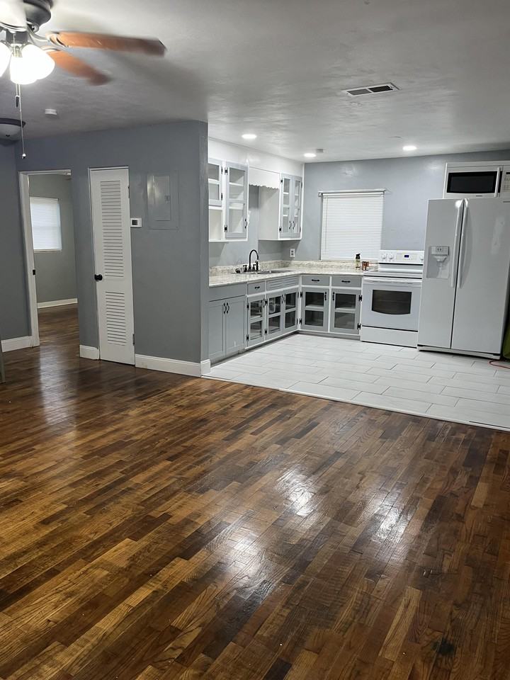 1412 E Voorhis Ave #1