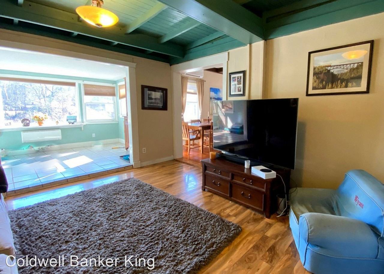 115 Lake Dr - Photo 3 of 7