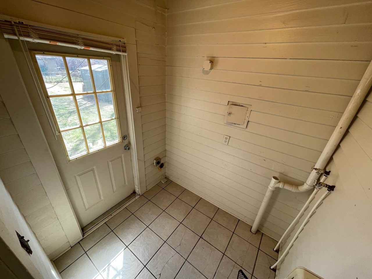 2236 Nw 22nd St - Photo 3 of 18