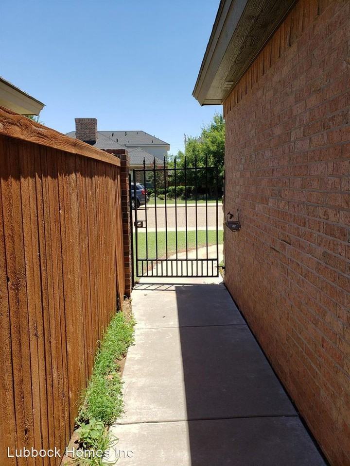 4422 105th Street - Photo 3 of 24