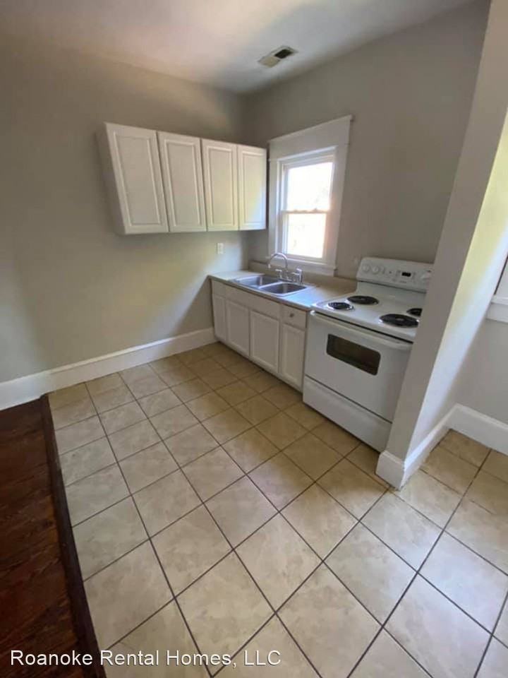 1429 Loudon Ave NW - Photo 3 of 8