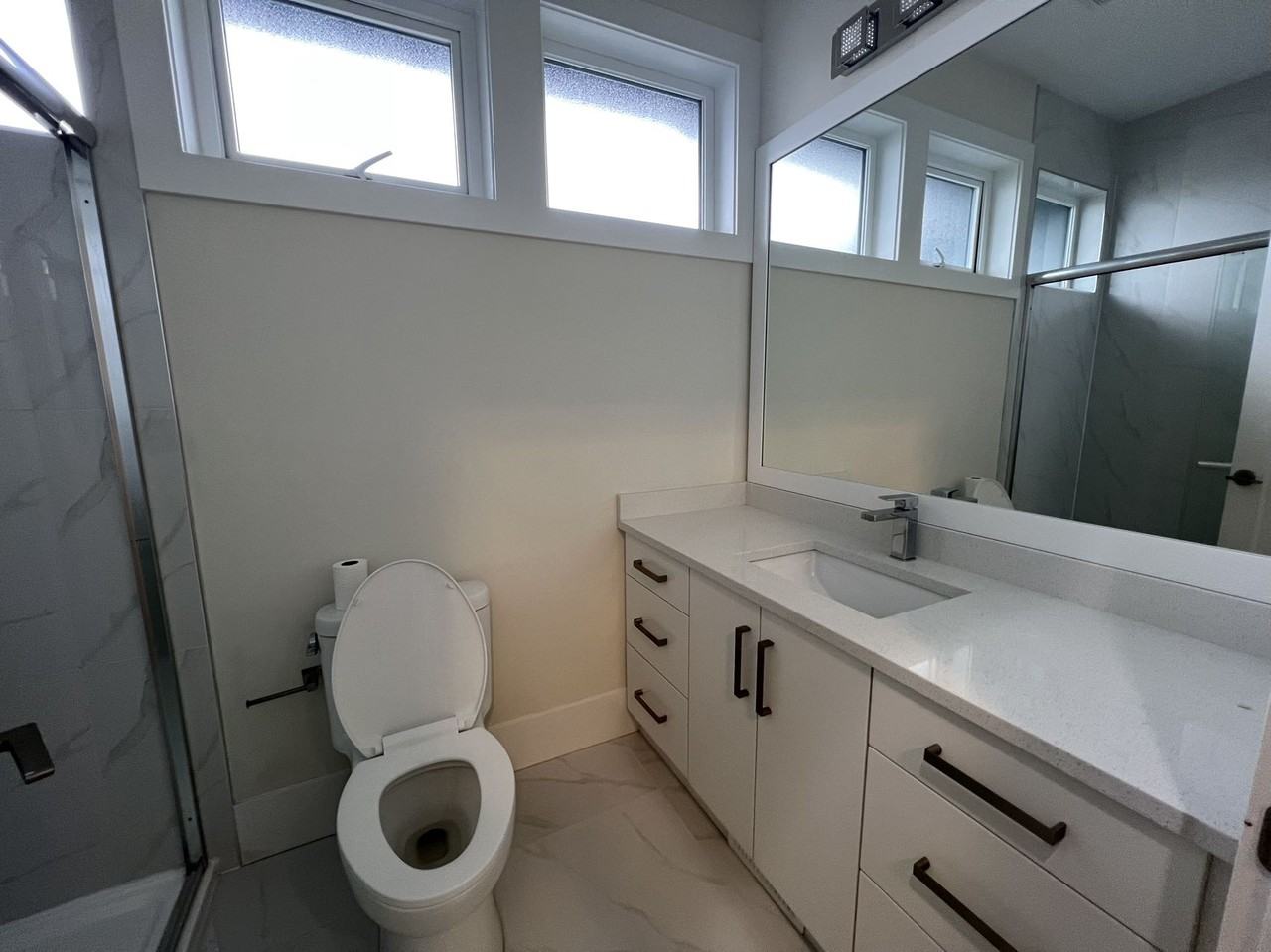 Single bedroom with private bathroom for Female tenant in a new house - Photo 3 of 3