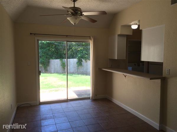 709 Castle Ridge Rd #D - Photo 3 of 10