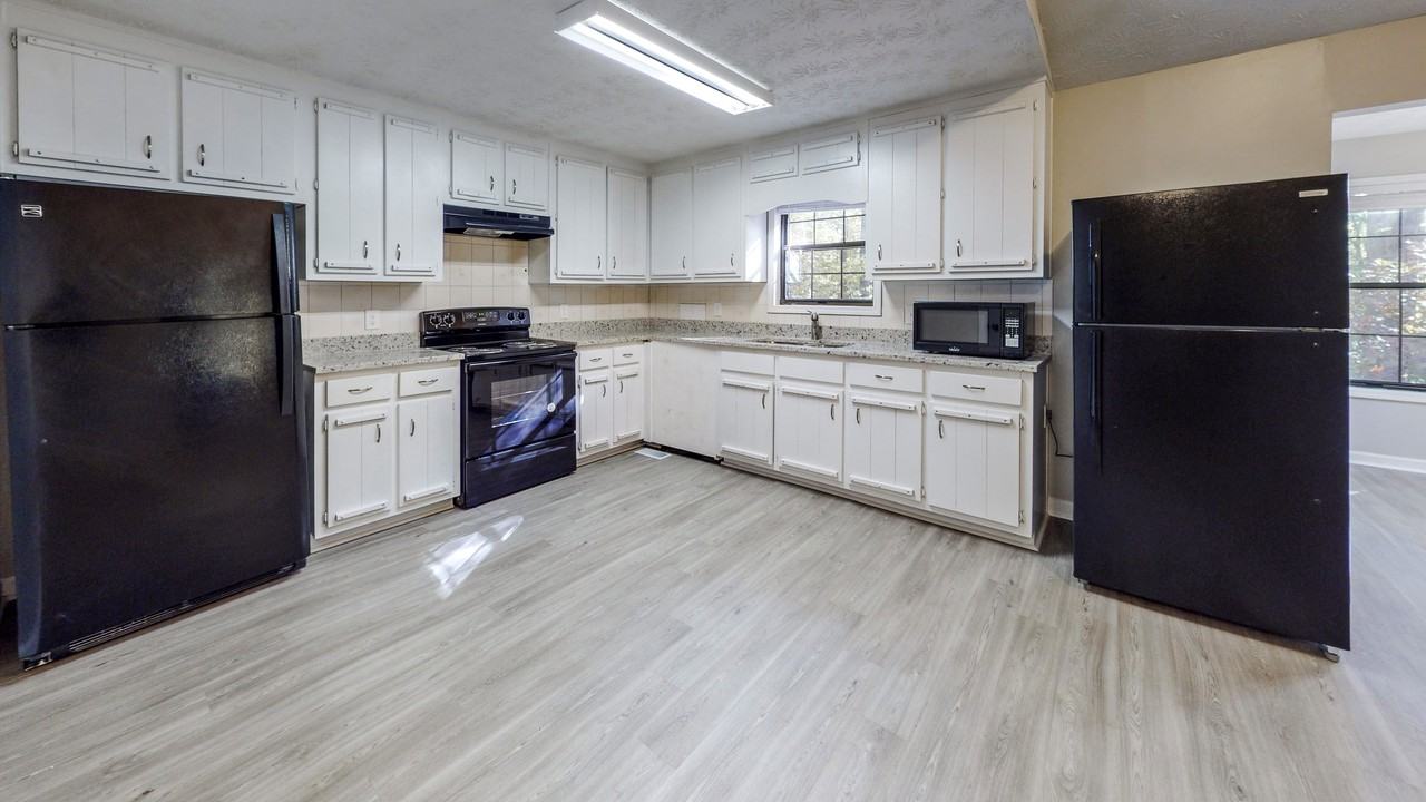 4610 5 Leaves Court - Photo 5 of 17