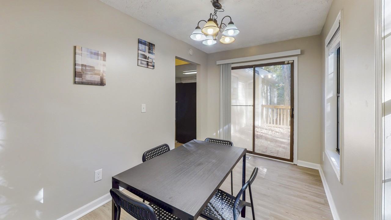 4610 5 Leaves Court - Photo 6 of 17