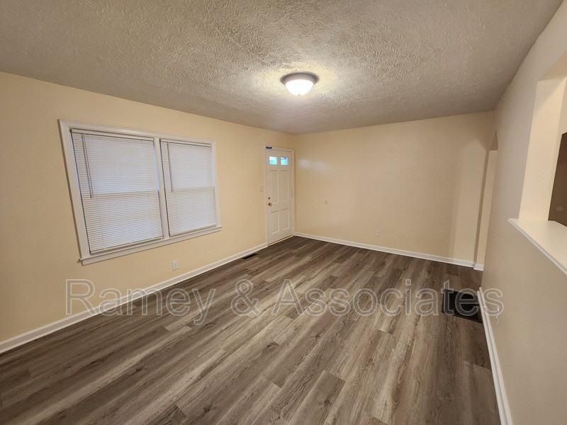 1726 Sonne Ave - Photo 5 of 17