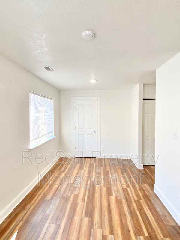 507 Pennsylvania Ave - Photo 4 of 11
